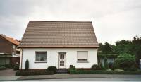 Fertig eingedecktes Wohnhaus