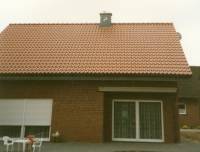 Fertig eingedecktes Wohnhaus