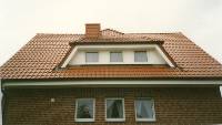 Fertig eingedecktes Wohnhaus